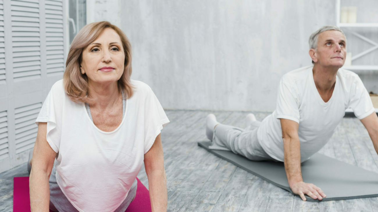 couple-de-personnes-agees-actif