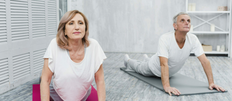 couple-de-personnes-agees-actif