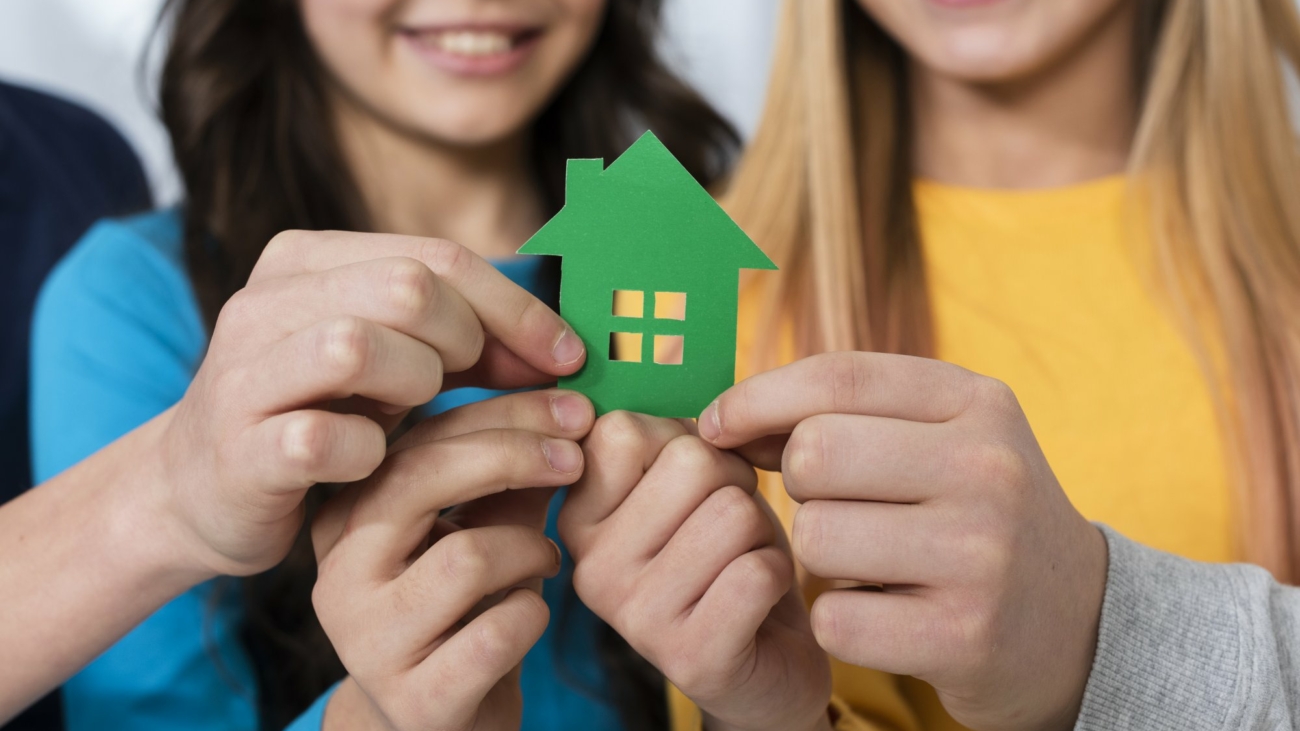 gros-plan-gosses-tenue-jouet-maison