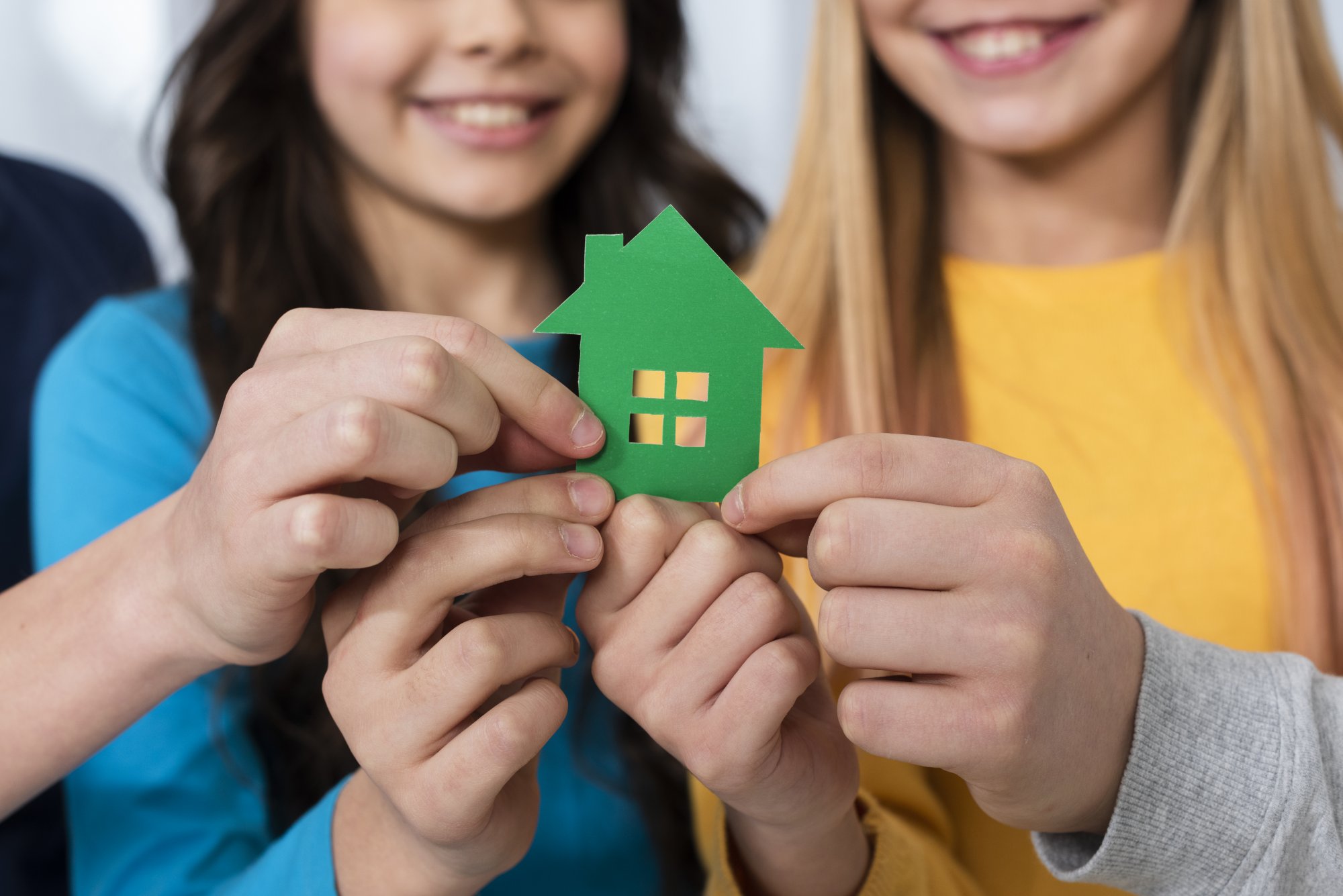 gros-plan-gosses-tenue-jouet-maison